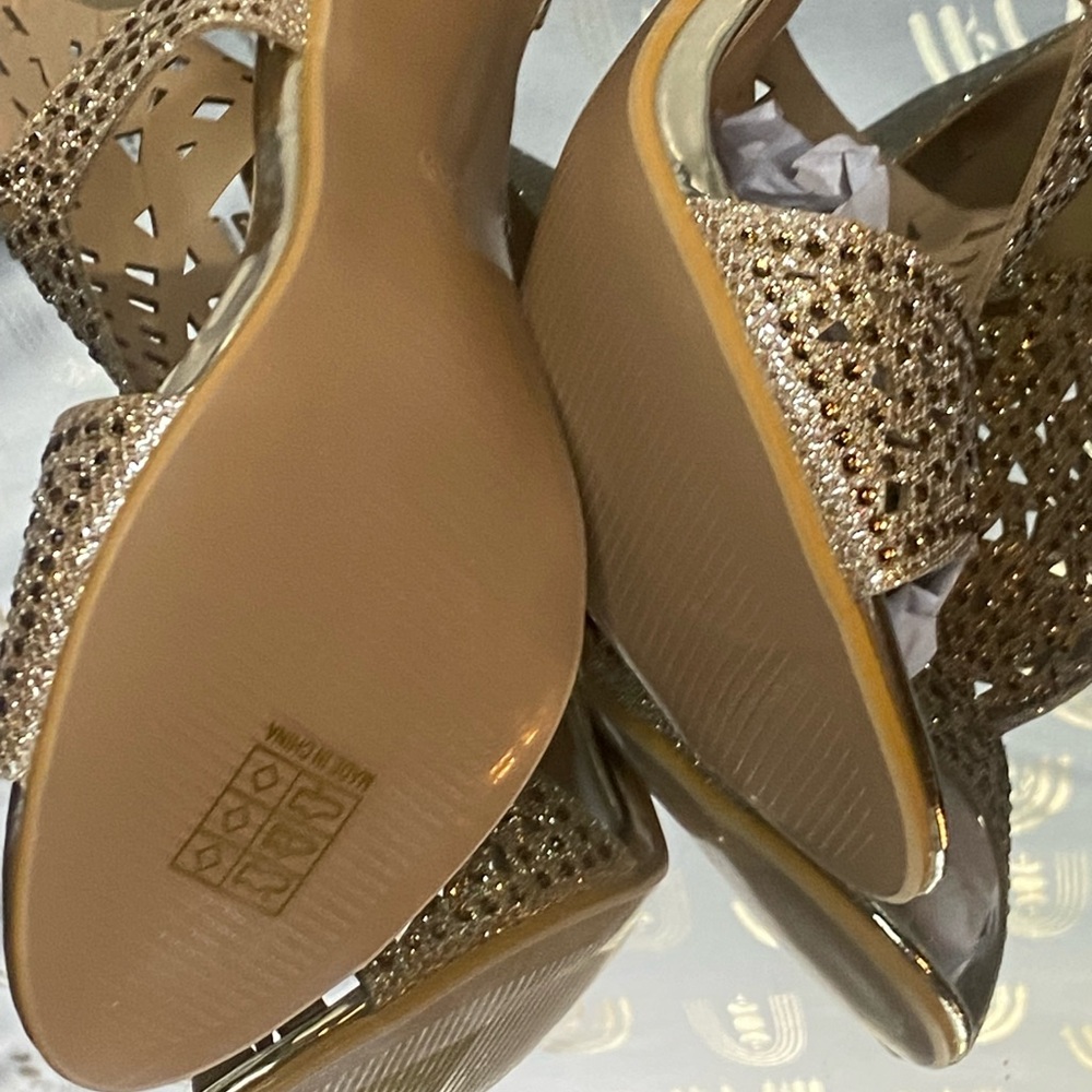 NWT Gold Textured Metallic Heels - Picture 11 of 13